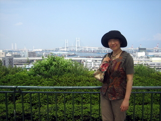 ベイブリッジを背景して