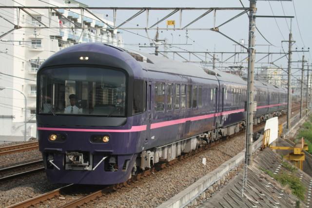 南流山を 行き交う車両2