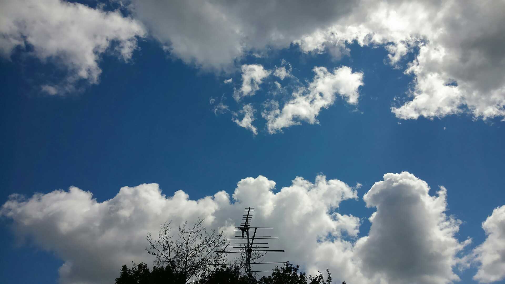 珍しい雲の多い空 健康はほんとうに大切ね 心と身体を整えましょう 楽天ブログ
