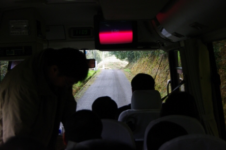 77.宮之城線の廃線跡を走るマイクロバス