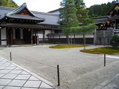 泉涌寺　本坊と霊明殿（奥）