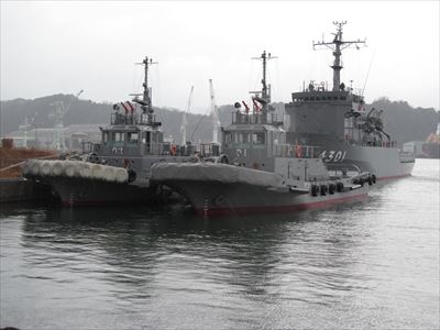 赤レンガパーク駐車場から見る海上自衛隊の艦船.JPG