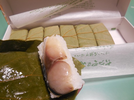 パパが買って来てくれた柿の葉寿子は美味しい.JPG