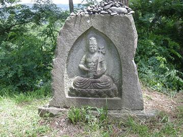 上の石が落ち、当ったら痛そうです