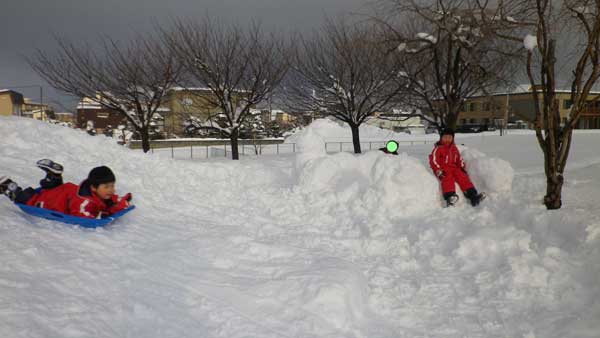 雪遊び風景