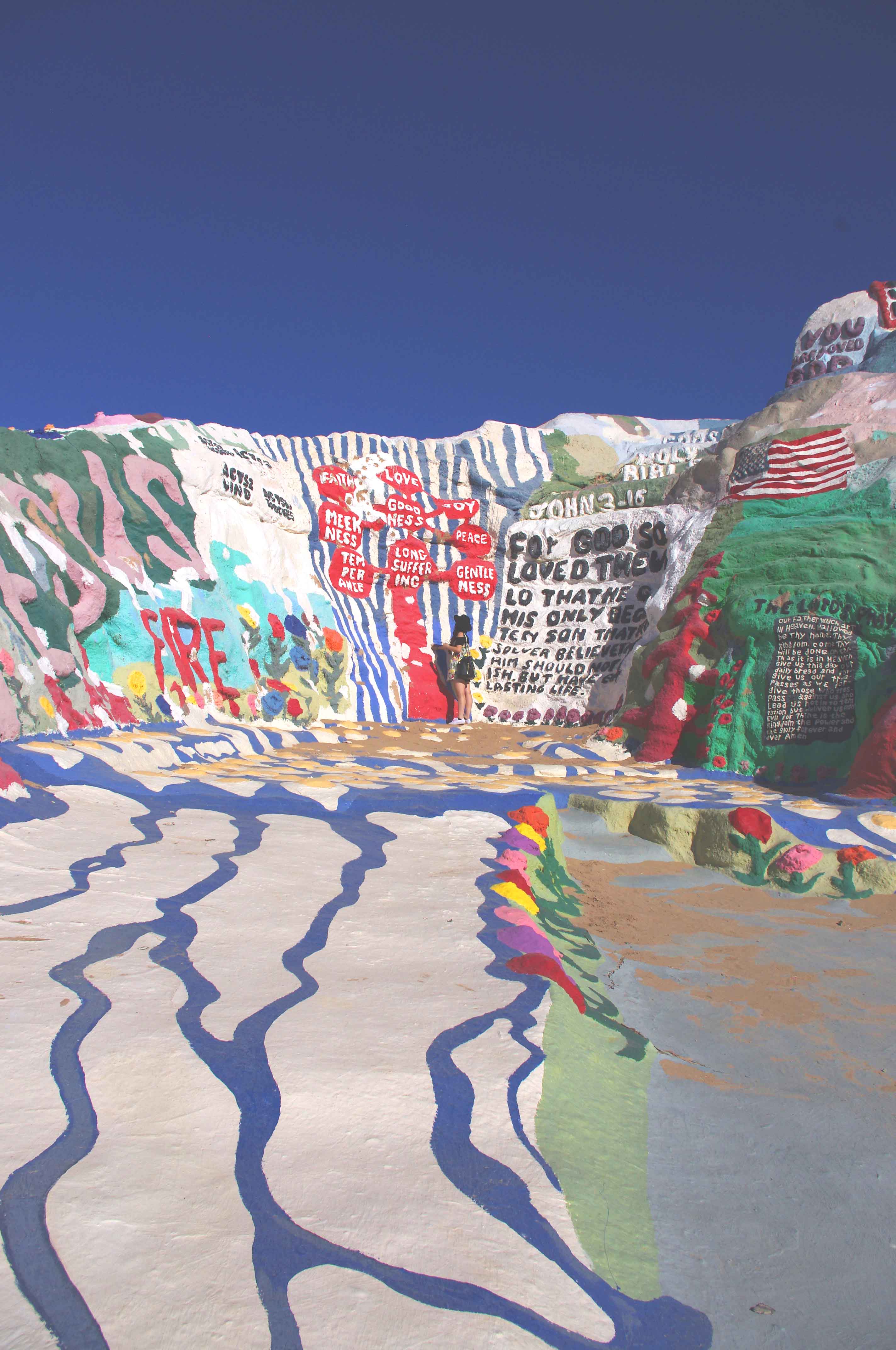 砂漠の中で愛を誓う 大人気サルベーションマウンテン カリフォルニア旅行を100倍楽しむ方法 楽天ブログ