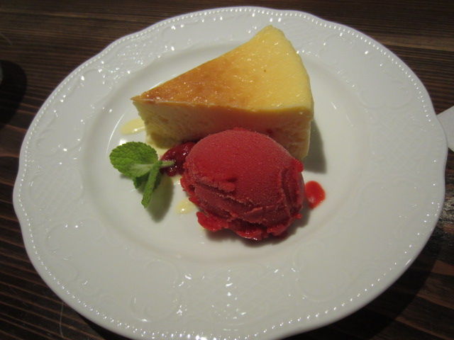 チーズケーキとカシスアイス