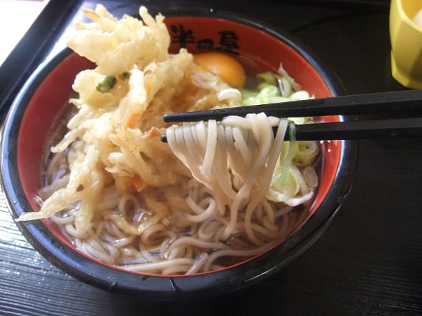 半田屋北越谷店の天ぷらそば＋生卵２