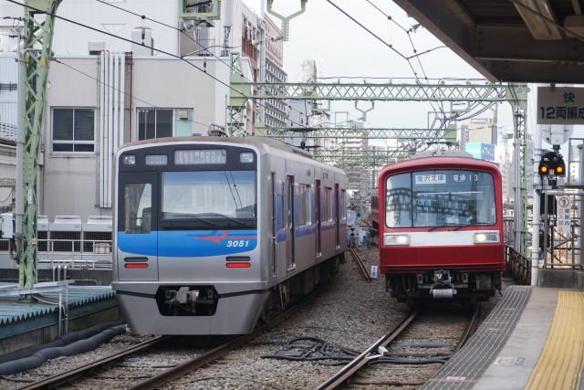 京急 並びの品川駅2