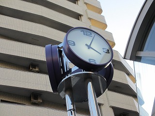 麻布十番駅の時計が紫色だった 