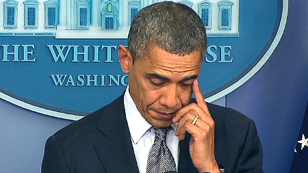 涙をぬぐうオバマ大統領.jpg