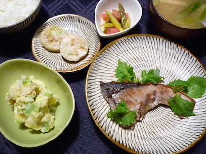 2015.06.04ふ?りの塩焼き＆そら豆ホ?テサラ＆大根もち＆アスハ?ラとトマトのサラタ?＆長芋とねき?の味噌汁4.JPG