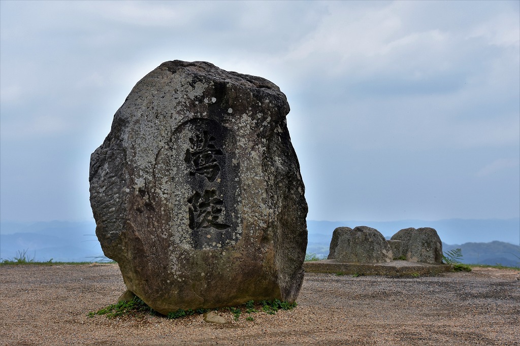 鶯陵石碑