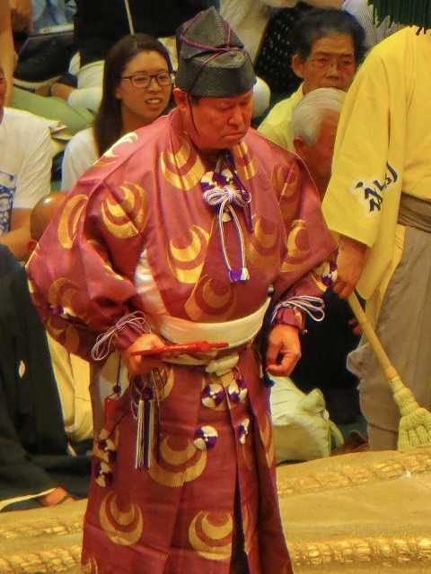 大相撲豆知識 ざっくり 行司(ぎょうじ)・・・とは? 行司のお仕事 勝負の審判役 行司さんの人数 行司さんのお給料は? 行司さんになる方法 ...