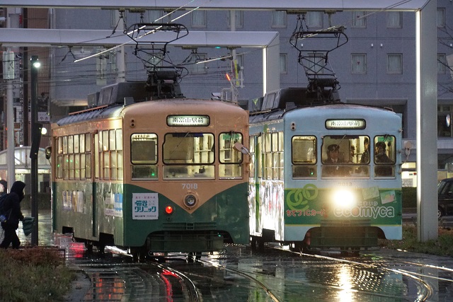 雨の 富山地鉄 7018リバイバル色5