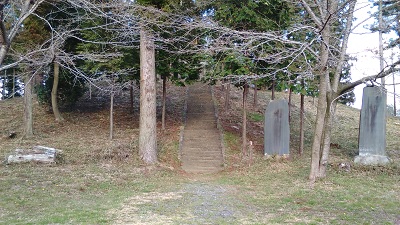 摩利支天塚古墳の登り口