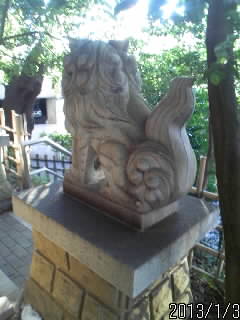 左側狛犬の背中