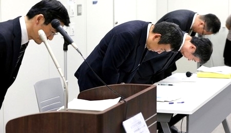 記者会見で頭を下げる原子力規制庁の担当者.jpg