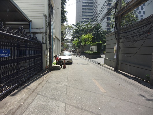 誰も居ない細い小路へ、、、