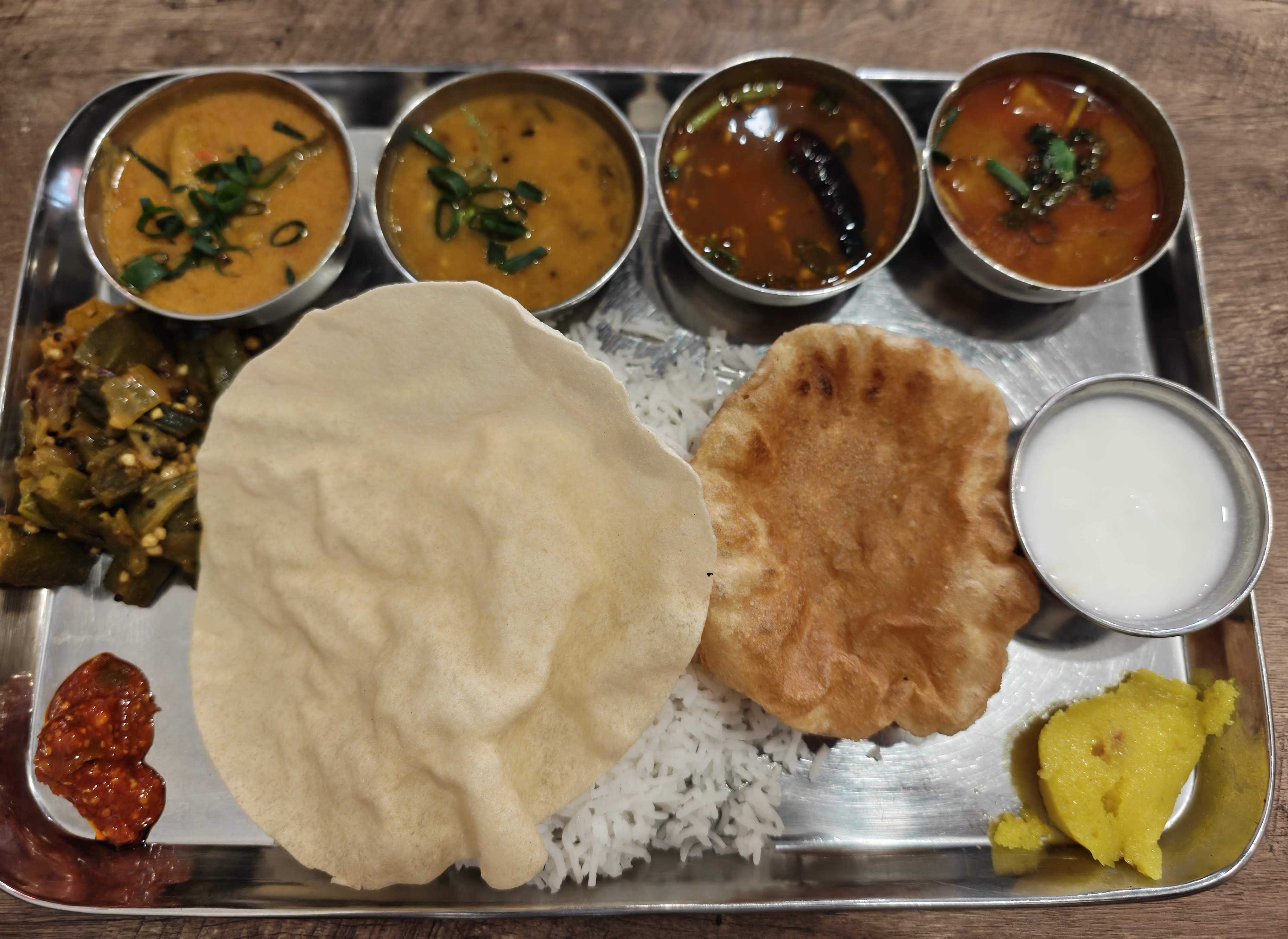 虎ノ門　ひとりランチ　南インド料理 ナンディニ(NANDHINI)　ミールス