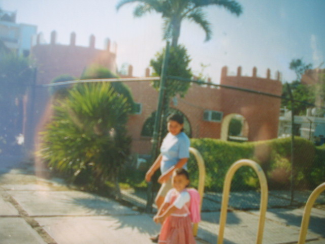 幼稚園に向う母と子