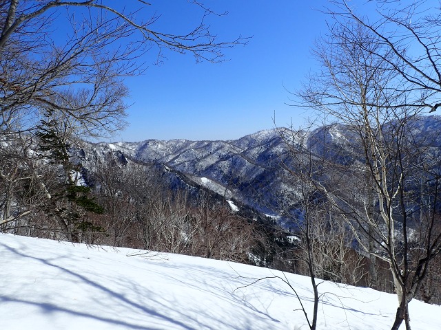 P4020947　9：43峯越から百松への稜線.jpg