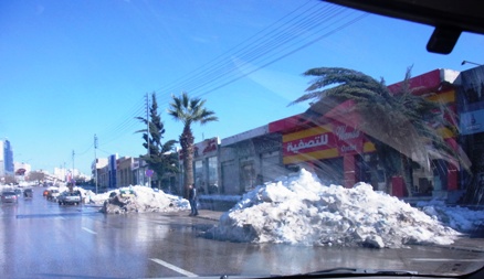 道路にはまだ雪がたくさん