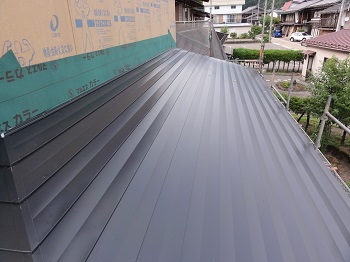 屋根ガルバリウム鋼板段葺き完了1.jpg