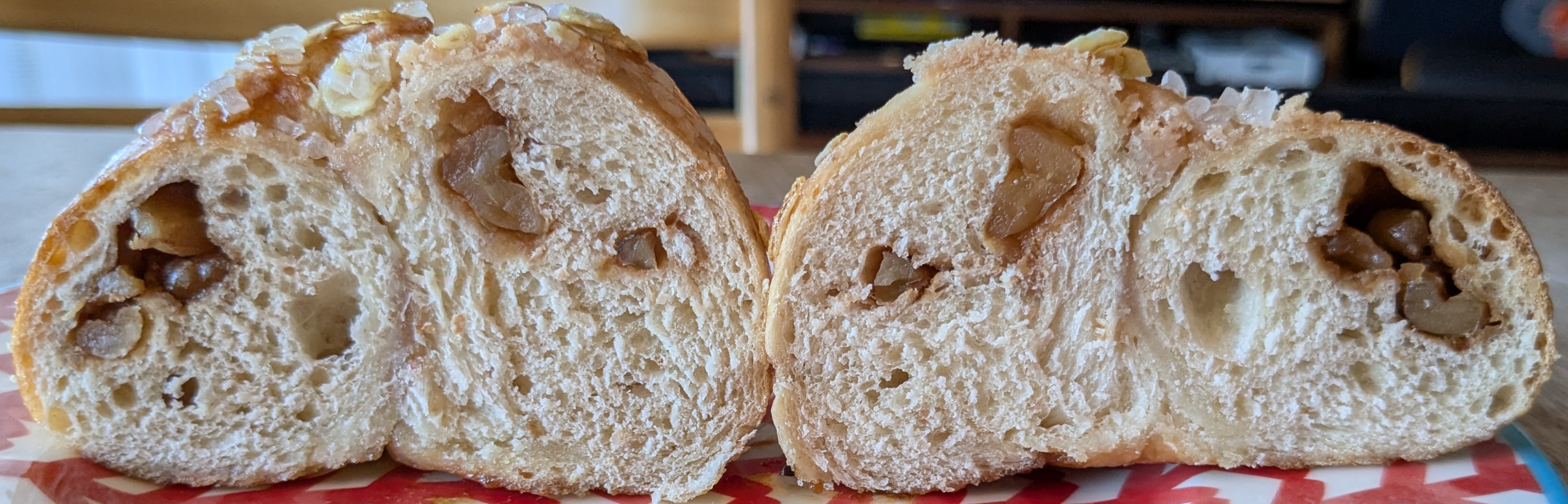 愛知県新城市CHIKOS BAGELS　通販　黒糖くるみバターの断面