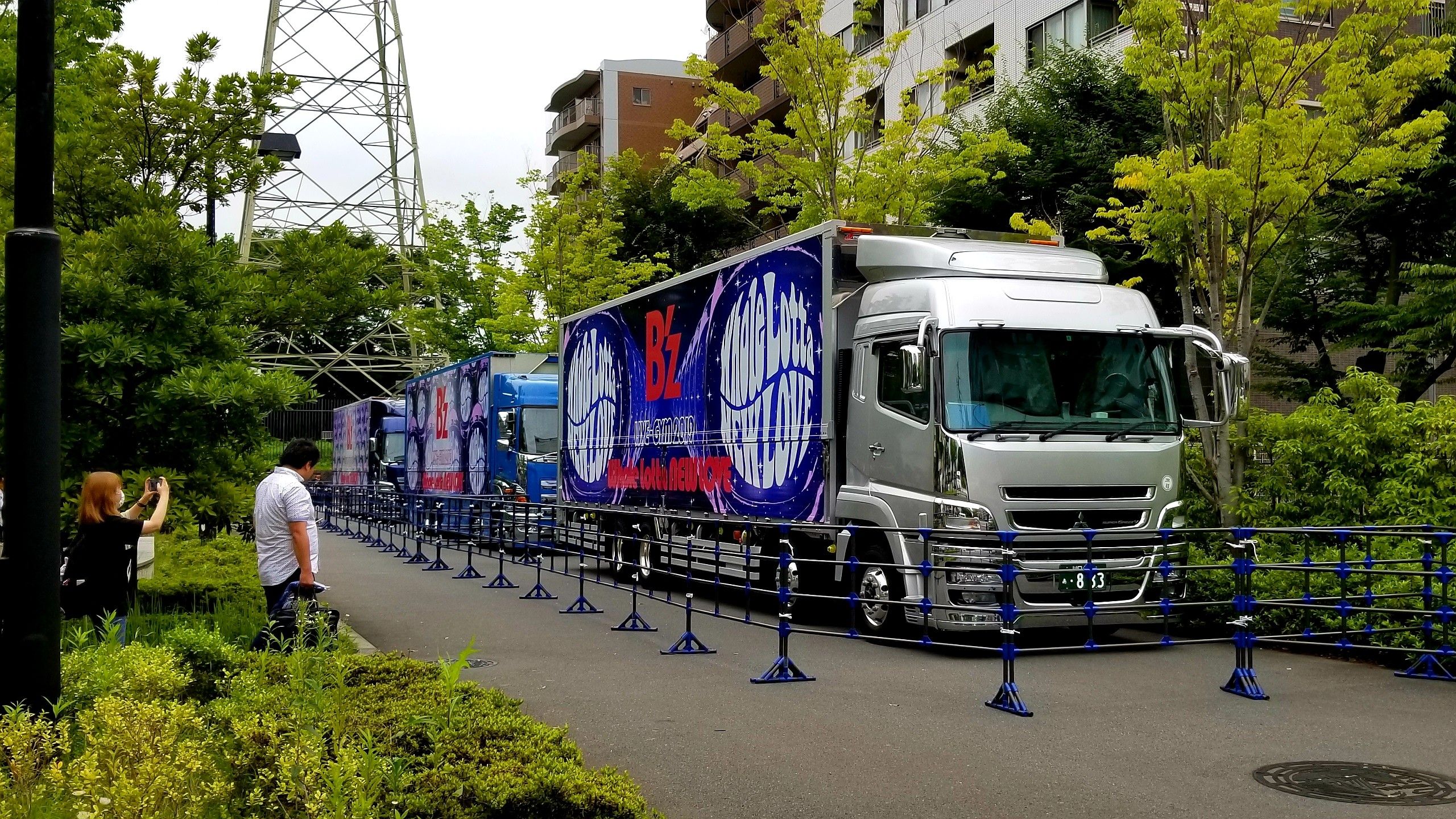 横浜初日 グッズ&ガチャガチャ売り場、ツアートラック［B'z LIVE