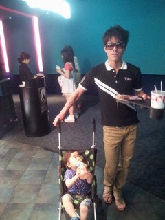 映画館で