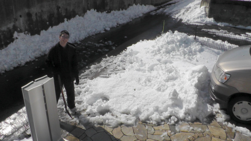 駐車場と玄関の雪を除雪