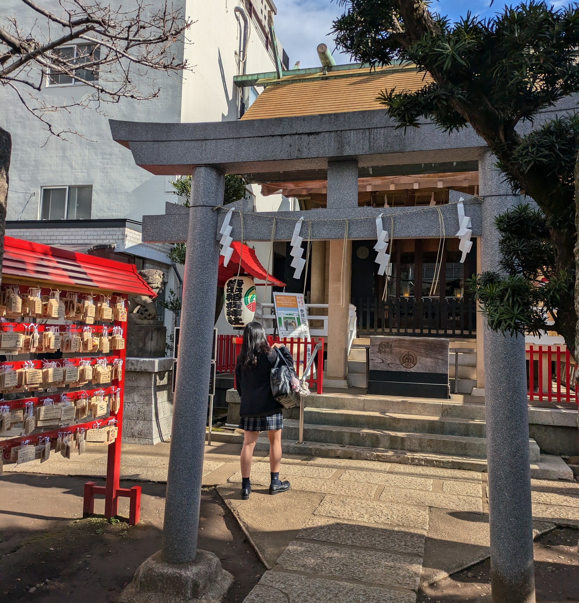 皆中稲荷神社に参拝 江戸幕府鉄砲隊百人組行列 狐の像に遮光が