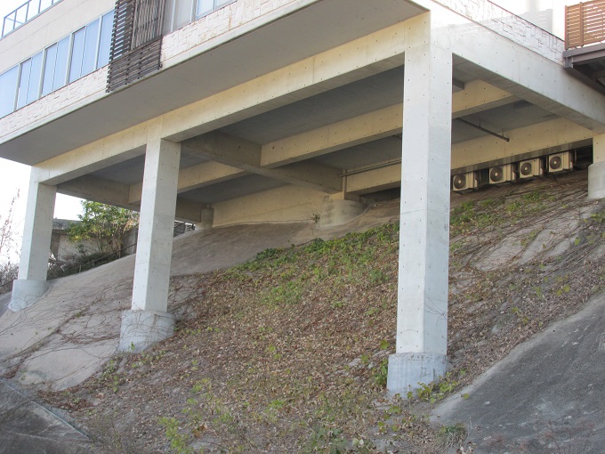 法面に建っていた店舗