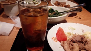 ウーロンハイと生姜焼き.jpg