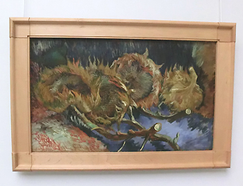 四輪の枯れたひまわり