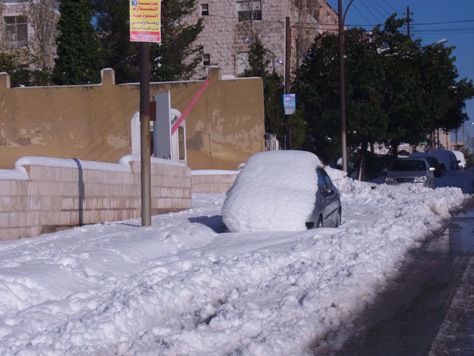 雪に埋もれた車