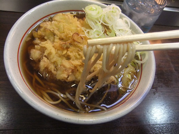 永坂更科布屋太兵衛 新宿地下鉄ビル店の肉天そば２