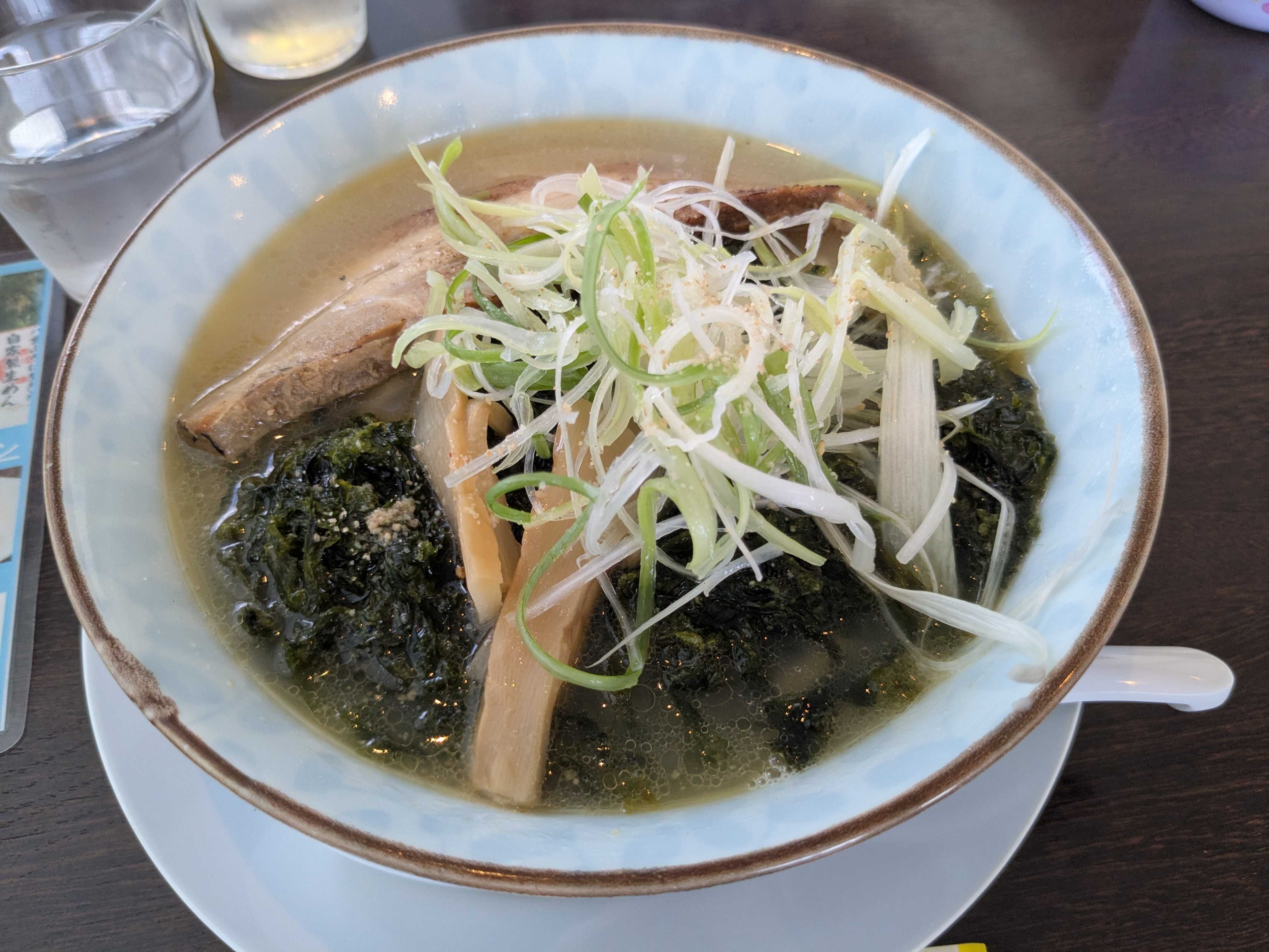 マエサトビーチ近く　八重山そば製麺所×石垣島麺処　子連れディナー　炙りチャーシューアーサー塩ラーメン