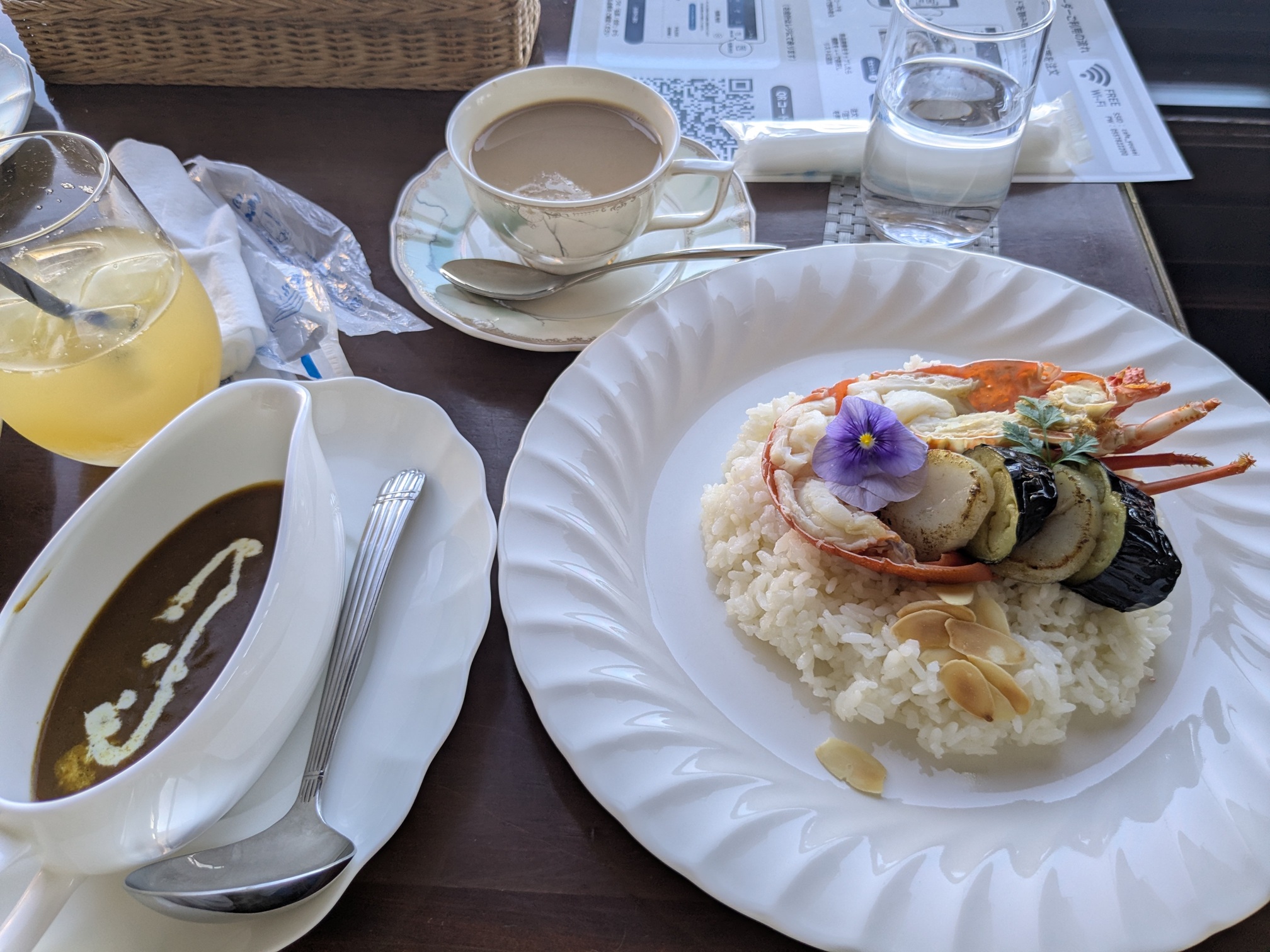 ホテルニューアカオから徒歩ランチ　花の妖精　シーフードカレー