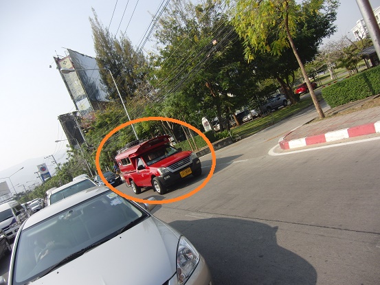 同車種の赤いソンテウ