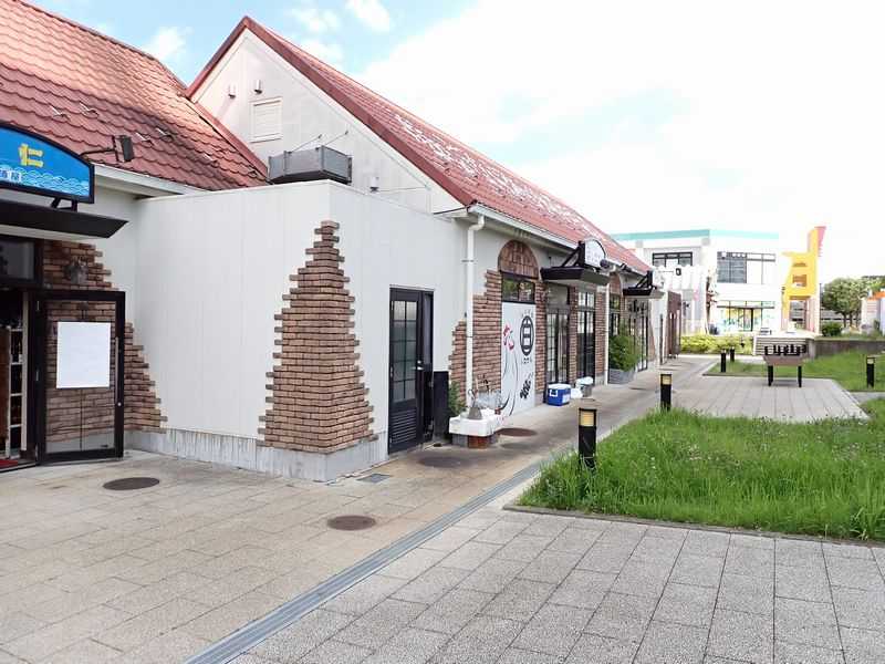 千葉ニュータウン中央にある居酒屋の勝手口、油汚れで黒ずんでいる
