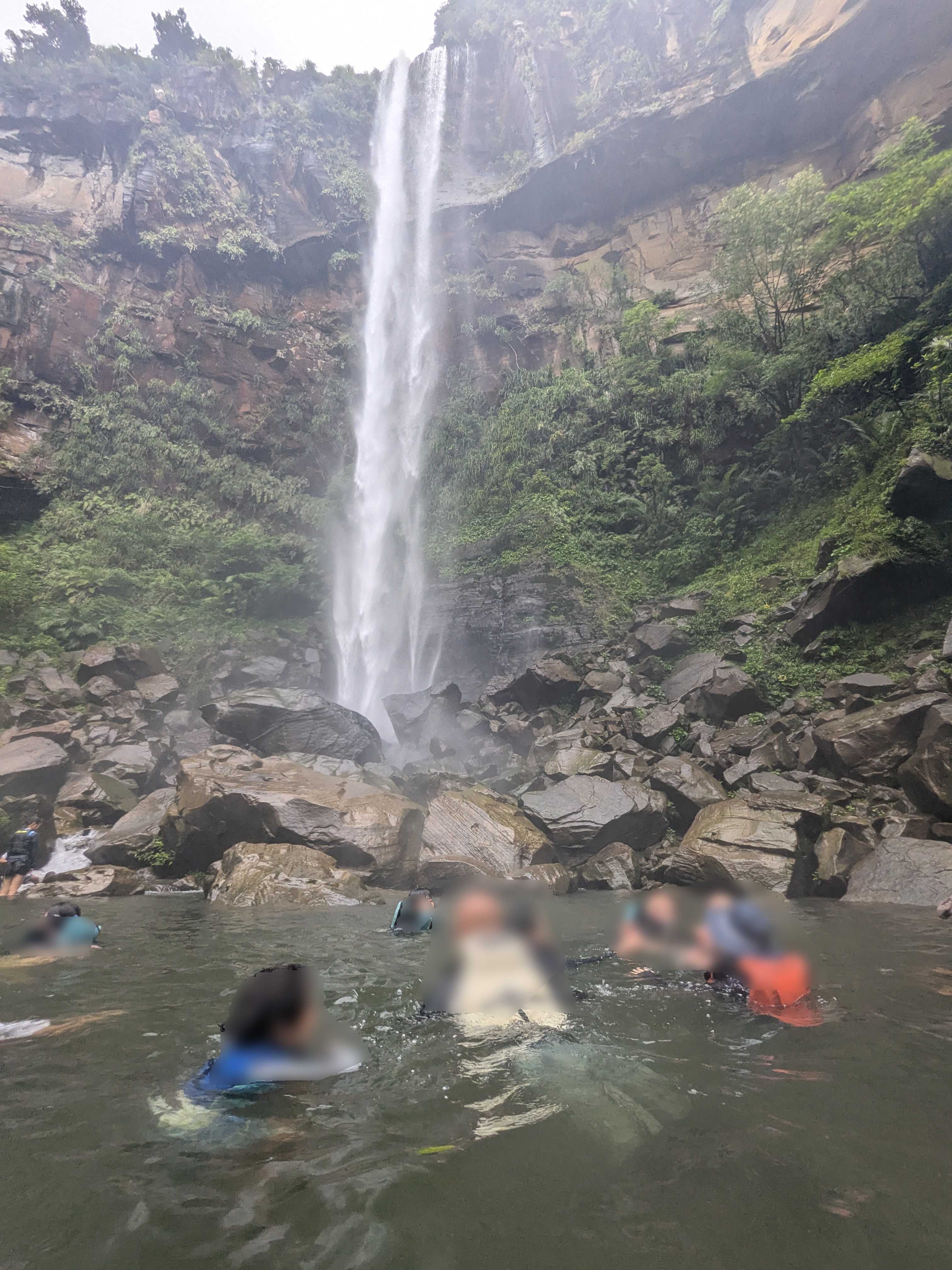 西表島　子連れアクティビティ　ピナイサーラの滝でクールダウン