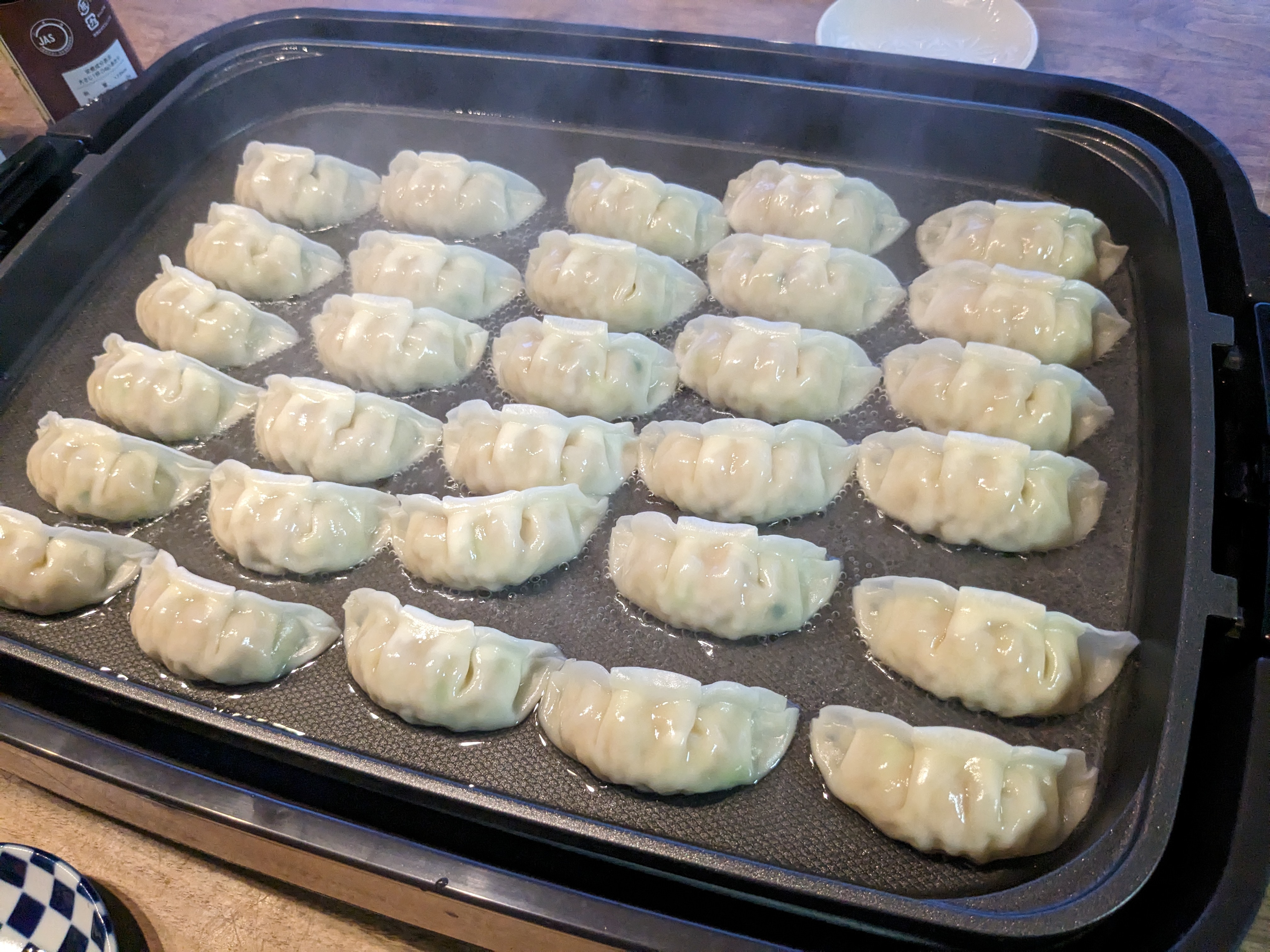 マルマツ 浜松餃子(生餃子) ホットプレートで焼きました