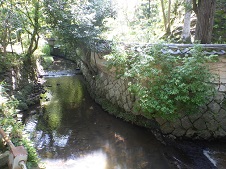 20160910吉城川　川を挟んで吉城園と依水園がある.jpg