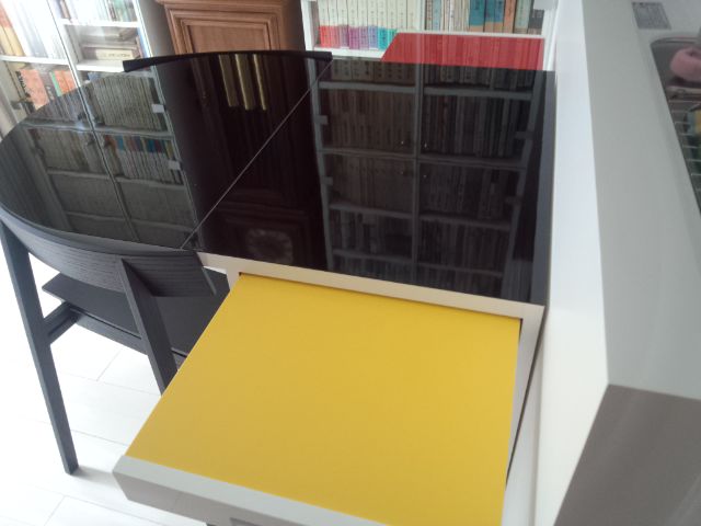 サイドテーブル黄色.jpg