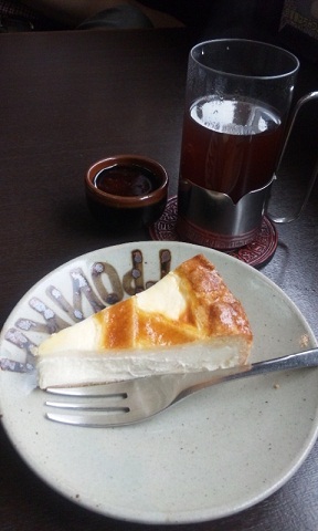 チーズケーキとロシアティ.JPG