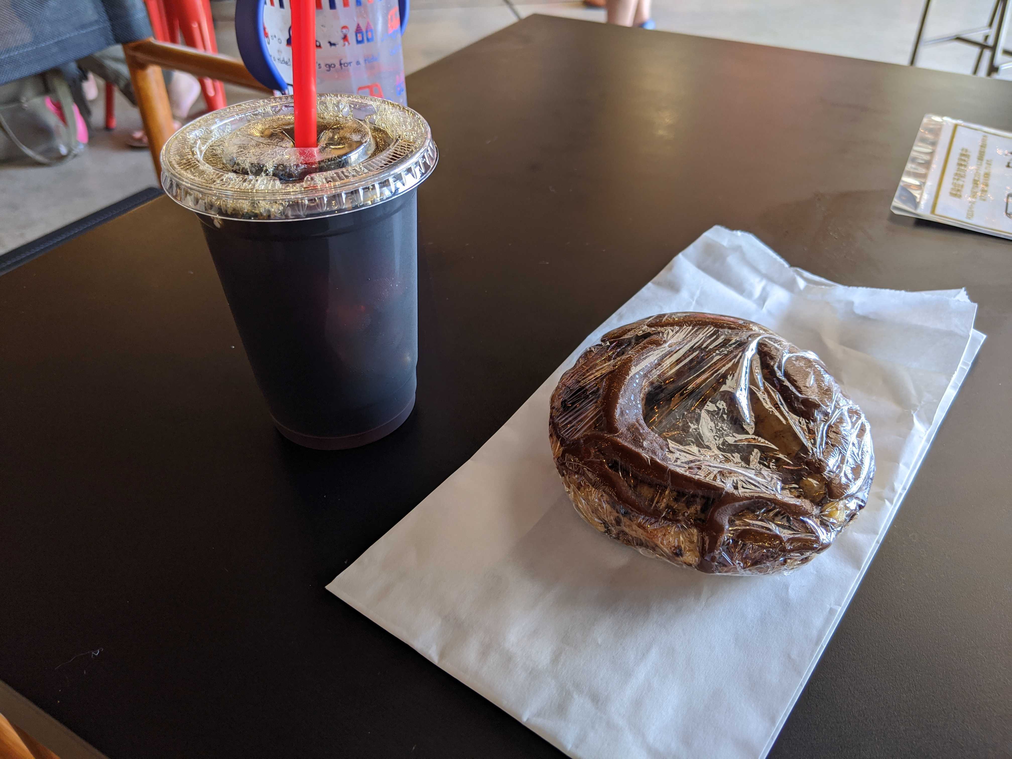 幕張ベースのパイアンドコーヒーマメナカノ　コーヒー＆ドーナツ　ドーナツは休日限定らしい