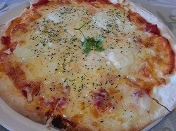 ４種のチーズピザ