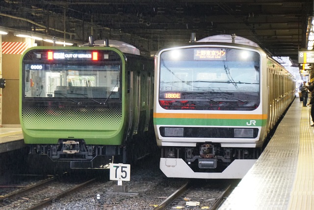 EF64 1032牽引 山手線E235系 東トウ08編成 10連 配給4